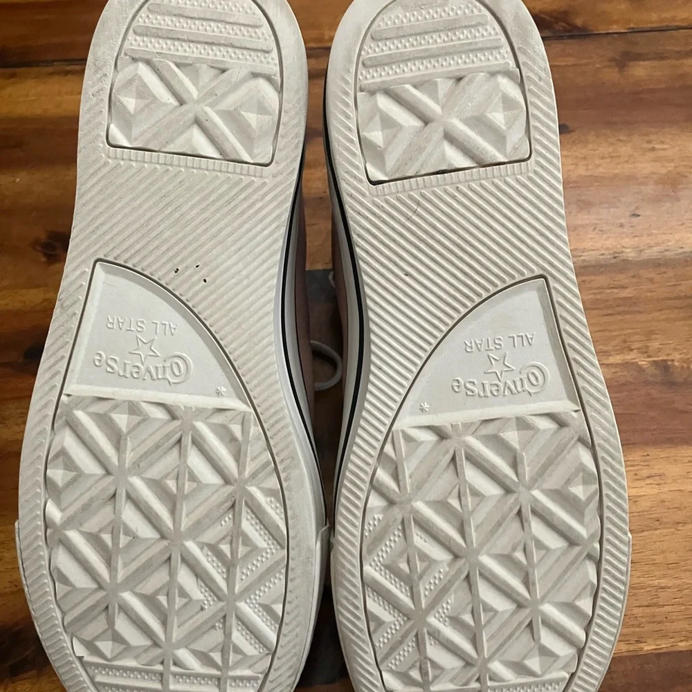 Kids Size 5 Converse Leather High Tops EUC